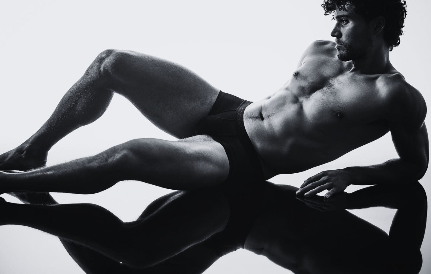 Lifestyle Black and White editorial image of the CX68ME Trunk in Nero